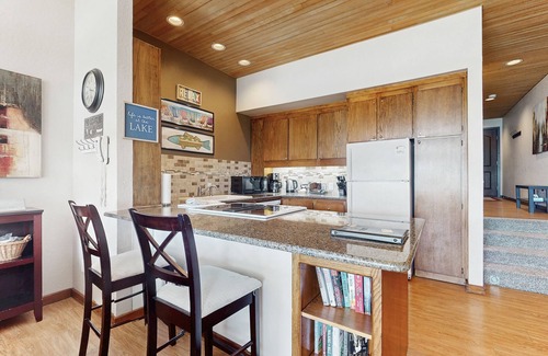 Chelan Condo | Stylish Condo with Shared Hot Tub, Pool & Lakefront Access