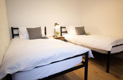 Manchester House | Stylish Cosy 4-Bed Home, Sleeps Up To 10 With Large Sofa Bed, Near Manchester Royal Infirmary & Universities, Free Parking & Ultra-Fast WiFi