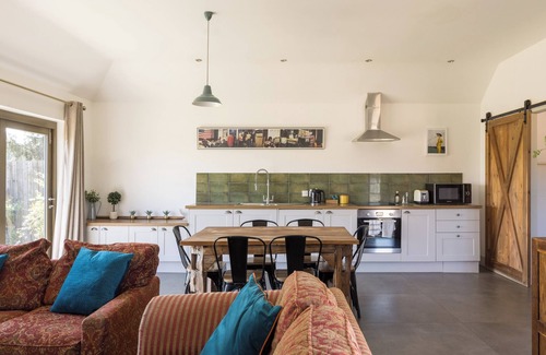 Croydon Cottage | Stylish cottage, countryside views, wood burning hot tub, 20 mins to Cambridge