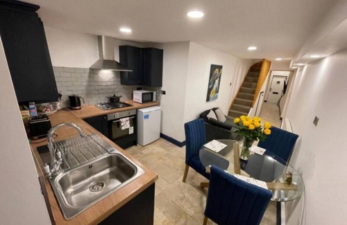 Gloucester House | Stylish Cottage for Long stays Gloucester city centre