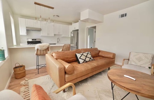 Forest Hill Apartment | Stylish & Cozy Apartment near EWR w/King bed and Central AC