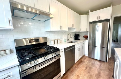 Forest Hill Apartment | Stylish & Cozy Apartment near EWR w/King bed and Central AC