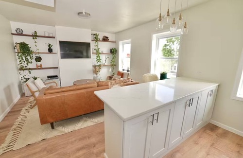 Forest Hill Apartment | Stylish & Cozy Apartment near EWR w/King bed and Central AC