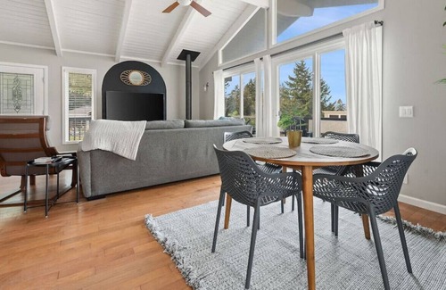 Sudden Valley House | Stylish, cozy & bright home w/Lake views & Wi-Fi!