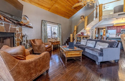 Alto Cabin | Stylish Cozy Cabin Surrounded in Pines- Hot Tub