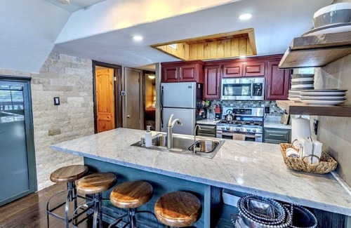 Alto Cabin | Stylish Cozy Cabin Surrounded in Pines- Hot Tub