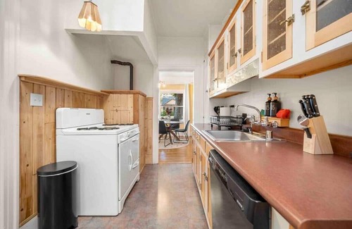 Flagstaff House | Stylish & Cozy Downtown 2 Bedroom Unit w/Hot Tub