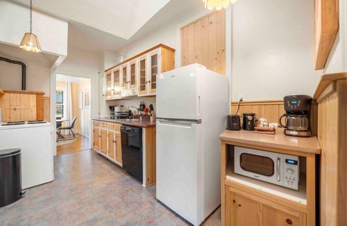 Flagstaff House | Stylish & Cozy Downtown 2 Bedroom Unit w/Hot Tub