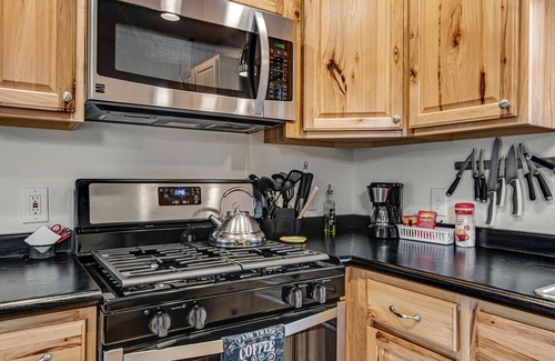 New Lisbon Cabin | Stylish & Cozy Retreat W/ Free WiFi, Three Ponds On-site, & Jetted Tub - Dogs OK