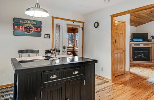 New Lisbon Cabin | Stylish & Cozy Retreat W/ Free WiFi, Three Ponds On-site, & Jetted Tub - Dogs OK