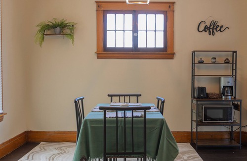 Niagara Falls House | Stylish & Cozy Stay by the Falls