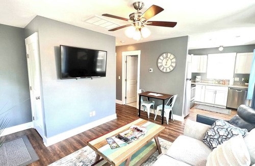 Wilmington House | Stylish Cozy Tree House & Pet Friendly!