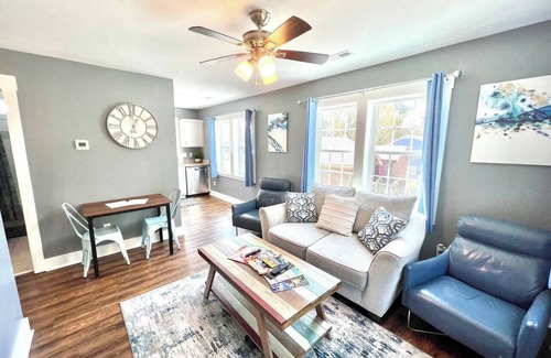 Wilmington House | Stylish Cozy Tree House & Pet Friendly!
