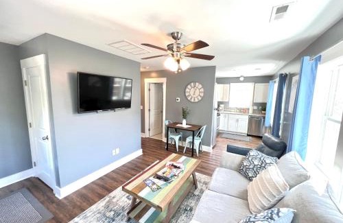 Wilmington House | Stylish Cozy Tree House Pet Friendly!