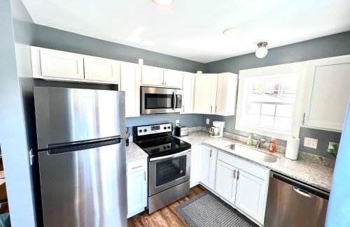 Wilmington House | Stylish Cozy Tree House Pet Friendly!