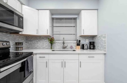 Downtown Hollywood Apartment | Stylish, Deco Stay Steps from Hollywood Beach