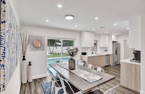Coral Ridge Isles House | Stylish Designer Home. Lush furnishings. Big pool