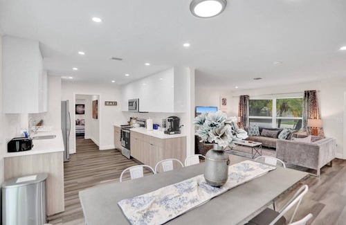 Coral Ridge Isles House | Stylish Designer Home. Lush furnishings. Big pool