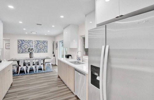 Coral Ridge Isles House | Stylish Designer Home. Lush furnishings. Big pool