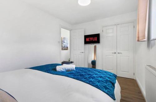 Two Mile Ash House | Stylish Detached Home, Sleeps 6