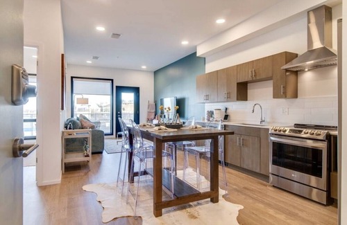 Edgehill Condo | Stylish downtown condo w/pool & parking
