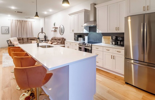 Northside House | Stylish Downtown Getaway – Walk to Everything!