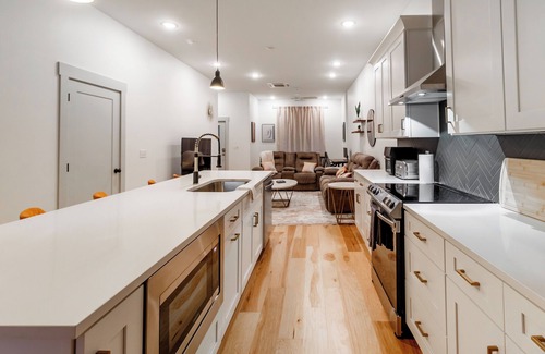 Northside House | Stylish Downtown Getaway – Walk to Everything!
