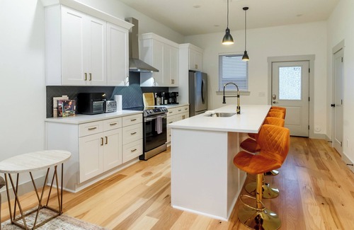 Northside House | Stylish Downtown Getaway – Walk to Everything!