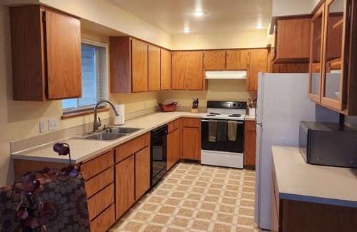 Clarkston Condo | Stylish Duplex close to shops, dining, hospitals in charming Clarkston, WA