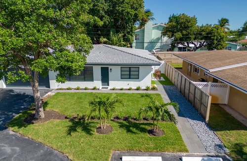 Coral Ridge Apartment | Stylish East Lauderdale Efficiency. 1 Mile to Beach! Comfy King Bed, Beach Gear