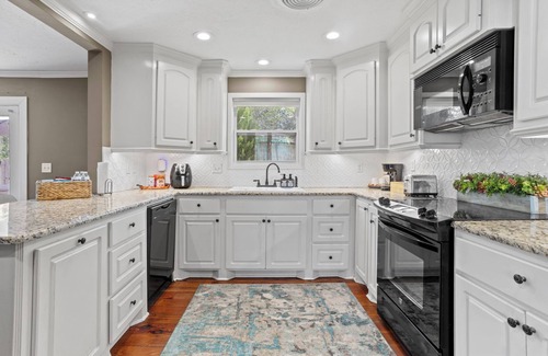 Tougaloo House | Stylish Eastover Stay - Sleeps 10 + Pet Friendly