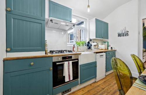 Faraday Apartment | Stylish Edwardian Escape in Southwark 3 bedroom Maisonette by Gold Stays