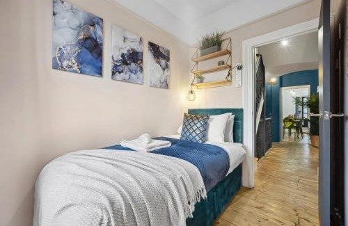 Faraday Apartment | Stylish Edwardian Escape in Southwark 3 bedroom Maisonette by Gold Stays