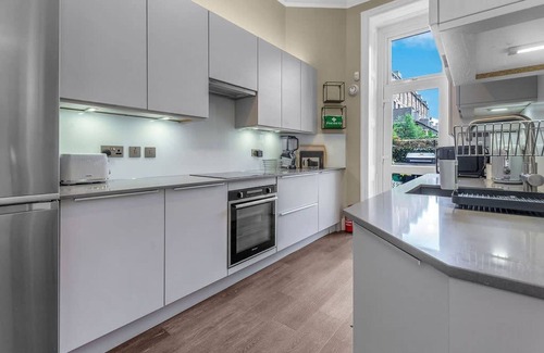 Bonnington Apartment | Stylish Elegance in City s Heart