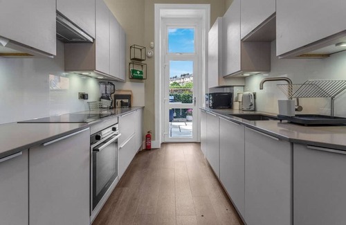 Bonnington Apartment | Stylish Elegance in City s Heart