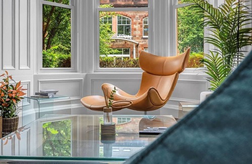 Bonnington Apartment | Stylish Elegance in City s Heart