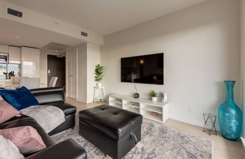 Victoria Park Condo | Stylish, Elegant 1BR condo with Stunning Views