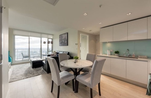 Victoria Park Condo | Stylish, Elegant 1BR condo with Stunning Views