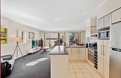 Spring Hill Apartment | Stylish Escape | Free Parking for 2 | Walk to CBD