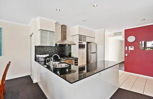 Spring Hill Apartment | Stylish Escape Free Parking for 2 Walk to CBD