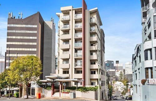 Spring Hill Apartment | Stylish Escape Free Parking for 2 Walk to CBD
