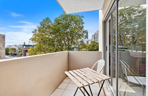 Spring Hill Apartment | Stylish Escape Free Parking for 2 Walk to CBD