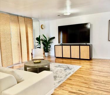 Newark Apartment | Stylish Evergreen Apartment By Newark Airport