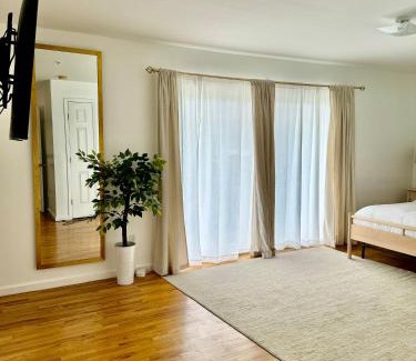 Newark Apartment | Stylish Evergreen Apartment By Newark Airport