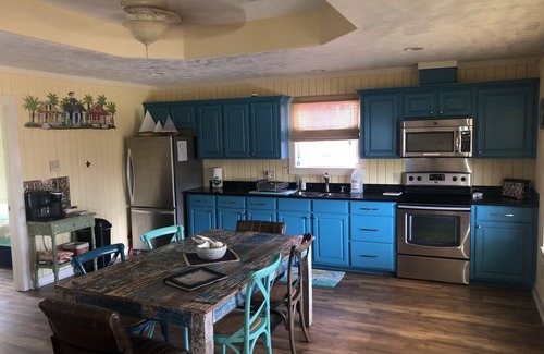 Holly Beach House | Stylish family friendly house close to the beach. Pet friendly!