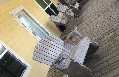 Holly Beach House | Stylish family friendly house close to the beach. Pet friendly!