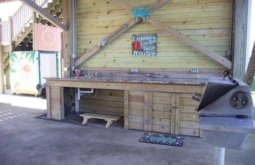 Holly Beach House | Stylish family friendly house close to the beach. Pet friendly!