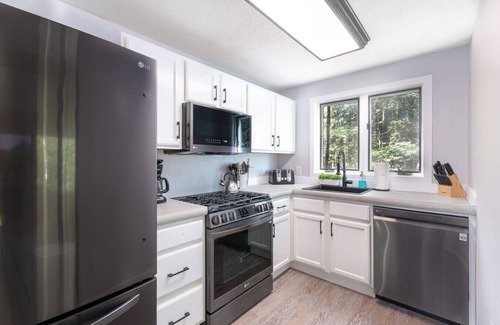 North Conway House | Stylish family fun-Cranmore Mountain-AC-Fireplace