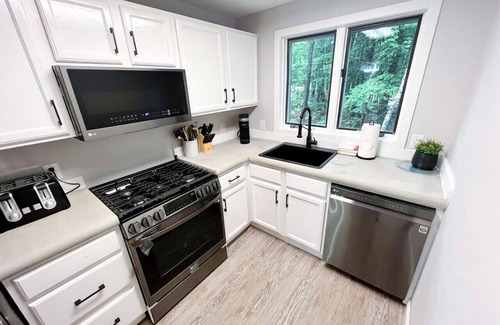 North Conway House | Stylish family fun-Cranmore Mountain-AC-Fireplace