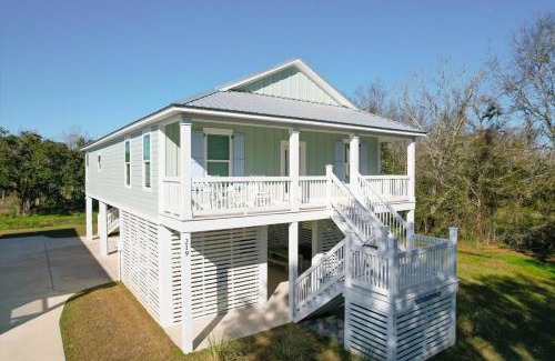 Pass Christian House | Stylish Family Stay 3BR3BA Balcony BBQ